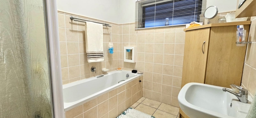 2 Bedroom Property for Sale in De Kelders Western Cape